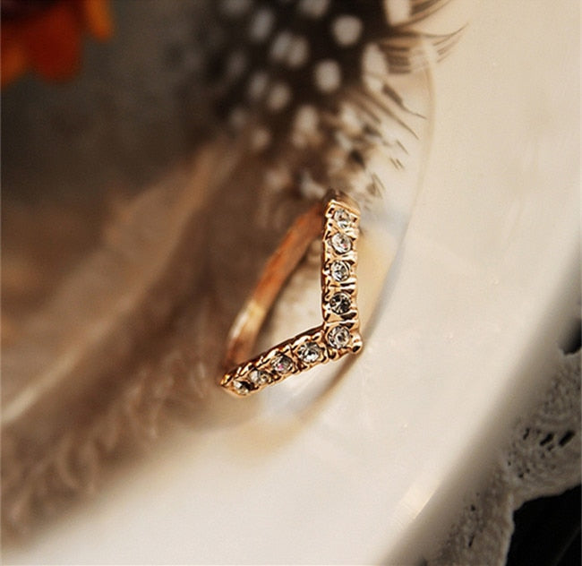 Unique Design Concise Simple Style Rhinestone Crystal V-shaped Tail Ring