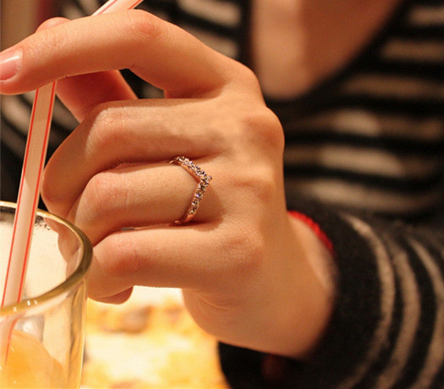 Unique Design Concise Simple Style Rhinestone Crystal V-shaped Tail Ring